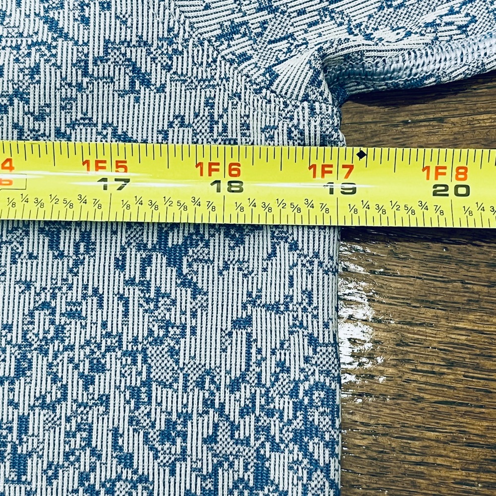 LIKE NEW Lululemon Short Sleeve Crew Top - Picture 4 of 4